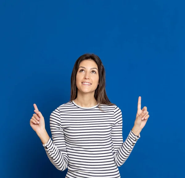 Morena Jovem Mulher Vestindo Uma Camiseta Listrada Fundo Azul — Fotografia de Stock