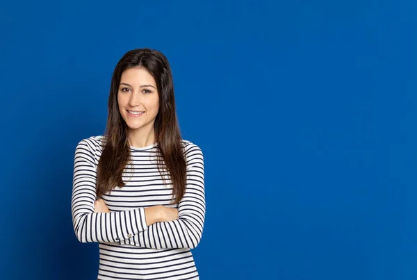 Brunette Jonge Vrouw Draagt Een Gestreept Shirt Een Blauwe Achtergrond — Stockfoto