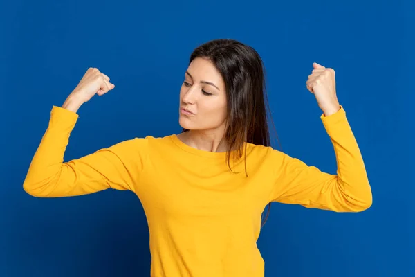 Atractiva Chica Morena Estudio Sobre Fondo Azul — Foto de Stock