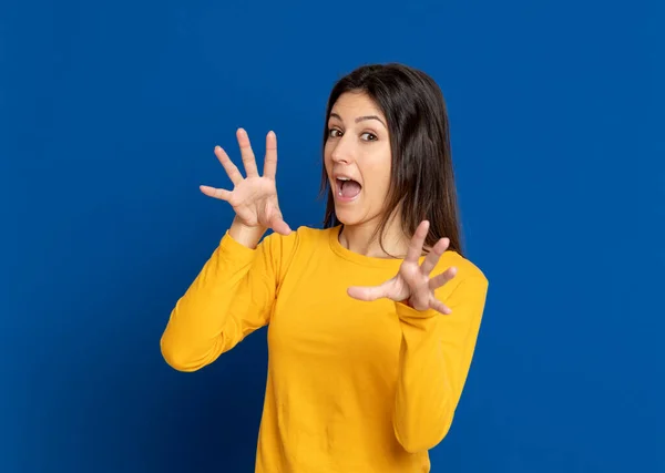 Atractiva Chica Morena Estudio Sobre Fondo Azul — Foto de Stock