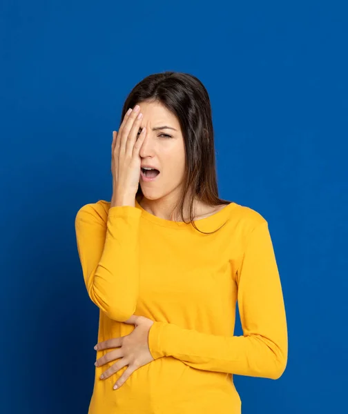 Atractiva Chica Morena Estudio Sobre Fondo Azul — Foto de Stock