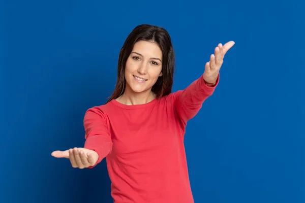 Menina Morena Atraente Vestindo Uma Camiseta Vermelha Fundo Azul — Fotografia de Stock