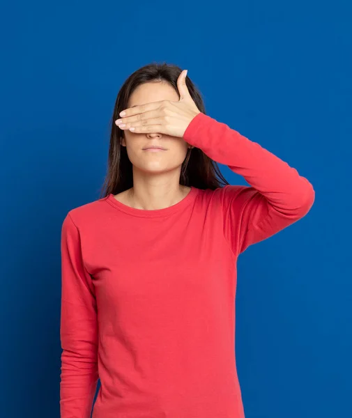 Aantrekkelijk Brunette Meisje Studio Een Blauwe Achtergrond — Stockfoto