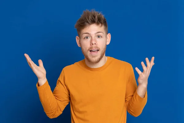 Attraktiver Junger Mann Mit Gelbem Shirt Auf Blauem Hintergrund — Stockfoto