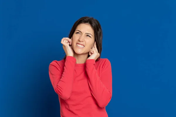 Aantrekkelijk Brunette Meisje Studio Een Blauwe Achtergrond — Stockfoto