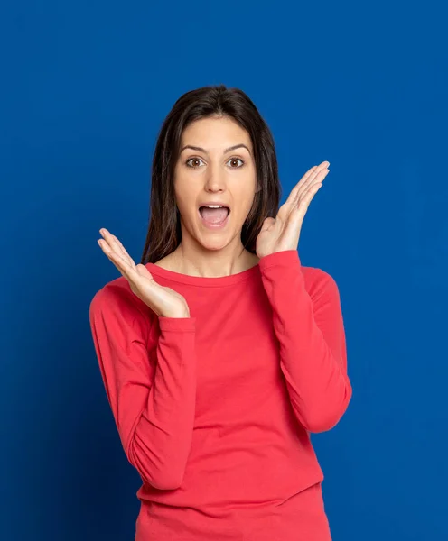 Atractiva Chica Morena Estudio Sobre Fondo Azul — Foto de Stock