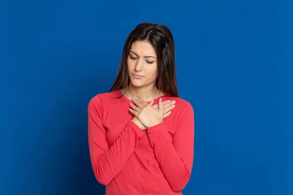 Atractiva Chica Morena Con Una Camiseta Roja Sobre Fondo Azul — Foto de Stock