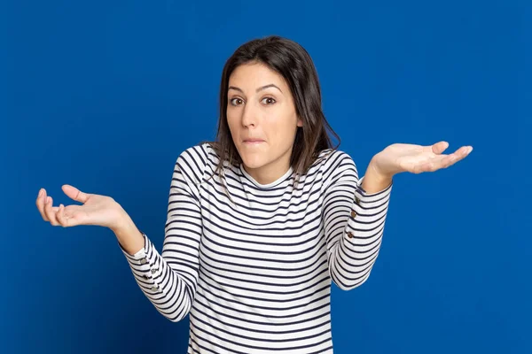 Aantrekkelijk Jong Meisje Draagt Een Gestreept Shirt Een Blauwe Achtergrond — Stockfoto