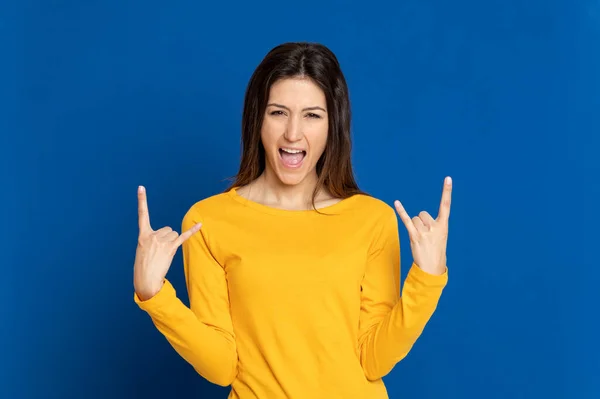 Bruna Ragazza Indossa Una Shirt Gialla Uno Sfondo Blu — Foto Stock