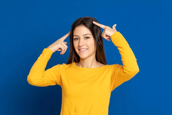 Chica Morena Con Una Camiseta Amarilla Sobre Fondo Azul —  Fotos de Stock