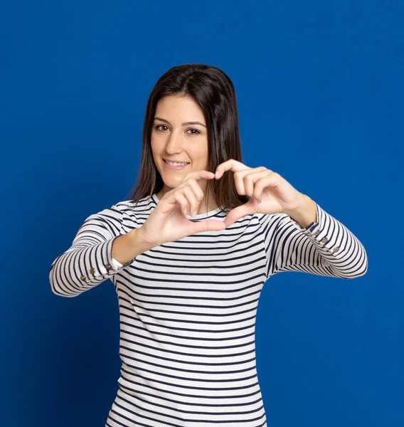 Morena Jovem Mulher Vestindo Uma Camiseta Listrada Fundo Azul — Fotografia de Stock