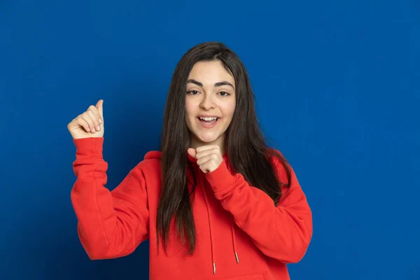 Menina Morena Com Uma Camisa Vermelha Fundo Azul — Fotografia de Stock