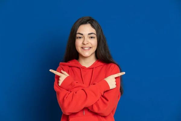 Menina Morena Com Uma Camisa Vermelha Fundo Azul — Fotografia de Stock