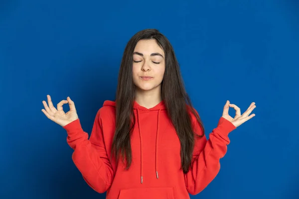 Bruna Giovane Ragazza Con Una Maglia Rossa Uno Sfondo Blu — Foto Stock