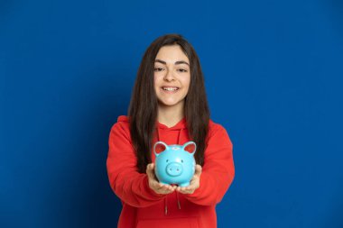 Mavi arka planda kırmızı formalı esmer genç kız.