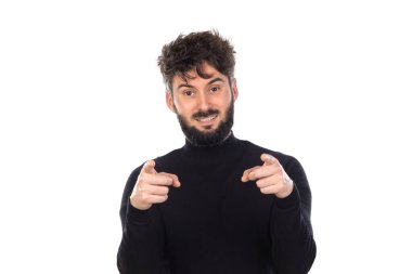 Siyahlı genç adam beyaz arka planda izole edilmiş.