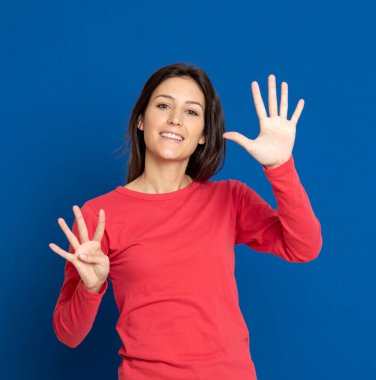 Stüdyoda mavi arka planda çekici esmer kız.