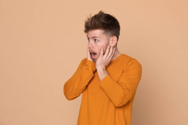 Sarı arka planda çekici bir genç.