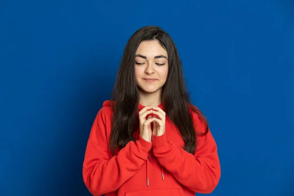 Brünettes Junges Mädchen Mit Rotem Trikot Auf Blauem Hintergrund — Stockfoto
