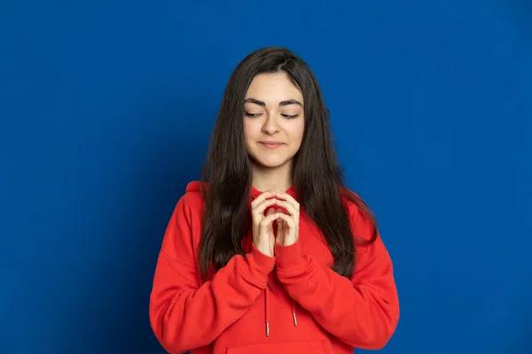 Bruna Giovane Ragazza Con Una Maglia Rossa Uno Sfondo Blu — Foto Stock