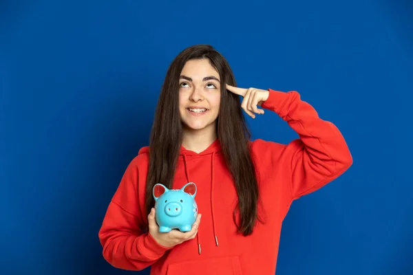 Menina Morena Com Uma Camisa Vermelha Fundo Azul — Fotografia de Stock