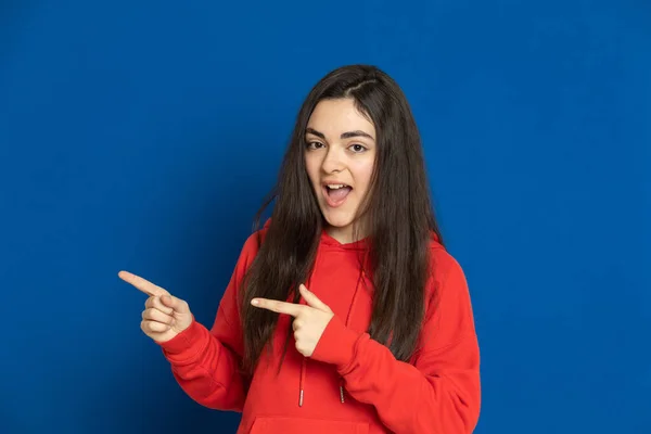 Menina Morena Com Uma Camisa Vermelha Fundo Azul — Fotografia de Stock