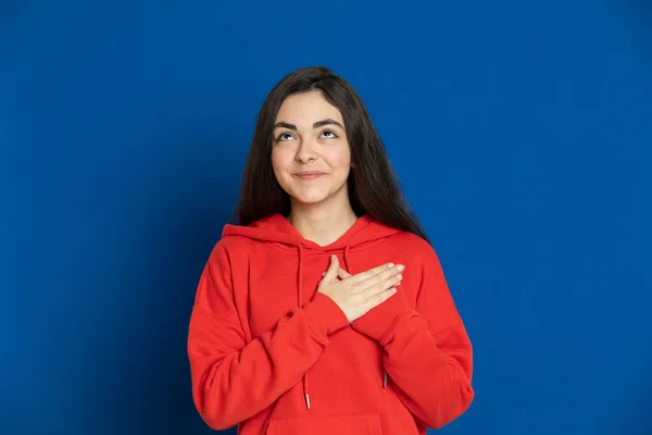 Menina Morena Com Uma Camisa Vermelha Fundo Azul — Fotografia de Stock