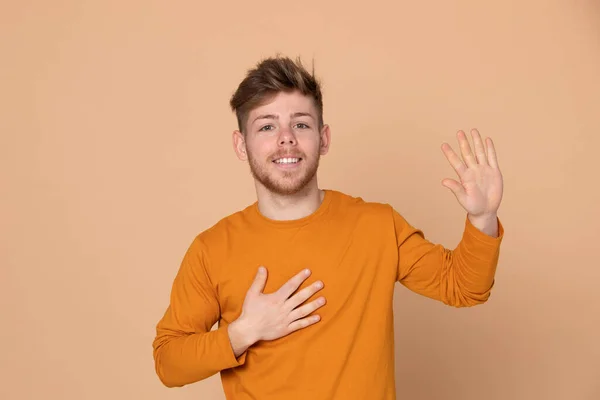 Aantrekkelijke Jonge Kerel Een Gele Achtergrond — Stockfoto