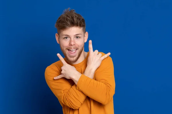 Jovem Atraente Com Uma Camiseta Amarela Fundo Azul — Fotografia de Stock