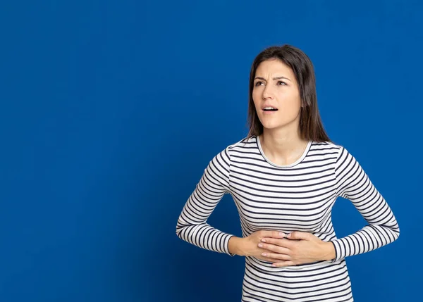Brünette Junge Frau Mit Gestreiftem Shirt Auf Blauem Hintergrund — Stockfoto