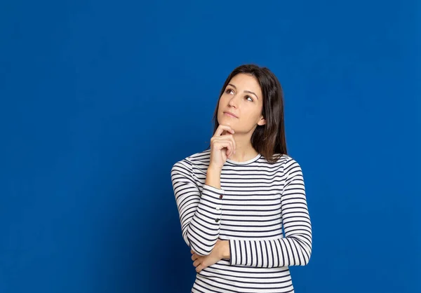 Mavi Arka Planda Çizgili Tişört Giyen Esmer Genç Bir Kadın — Stok fotoğraf