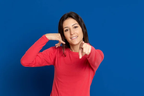 Menina Morena Atraente Vestindo Uma Camiseta Vermelha Fundo Azul — Fotografia de Stock