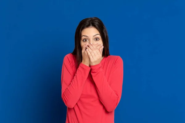 Menina Morena Atraente Vestindo Uma Camiseta Vermelha Fundo Azul — Fotografia de Stock