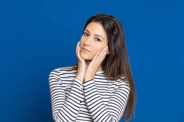 Atractiva Joven Con Una Camiseta Rayas Sobre Fondo Azul —  Fotos de Stock