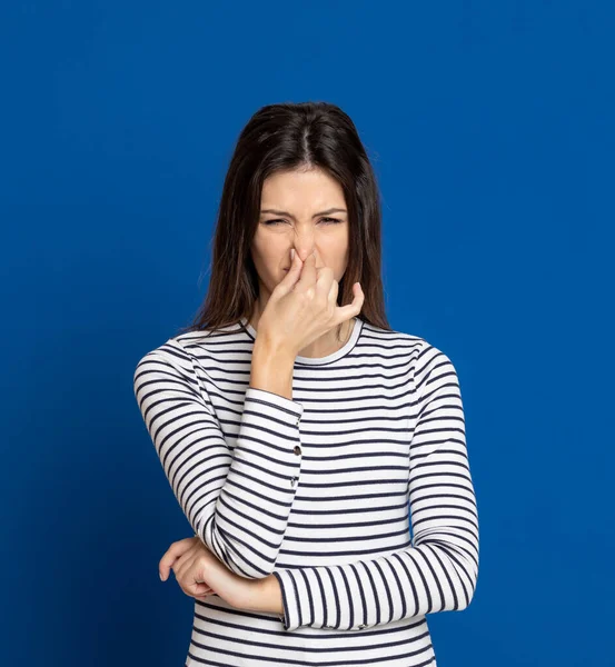 Morena Jovem Mulher Vestindo Uma Camiseta Listrada Fundo Azul — Fotografia de Stock