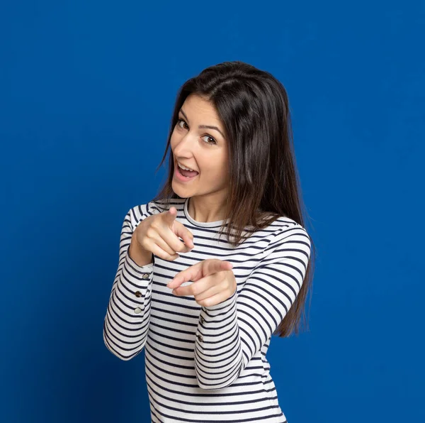 Mujer Joven Morena Con Una Camiseta Rayas Sobre Fondo Azul —  Fotos de Stock