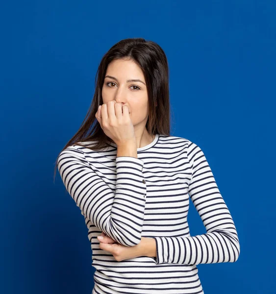 Mujer Joven Morena Con Una Camiseta Rayas Sobre Fondo Azul — Foto de Stock
