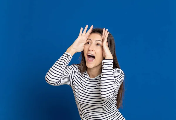 Mujer Joven Morena Con Una Camiseta Rayas Sobre Fondo Azul — Foto de Stock