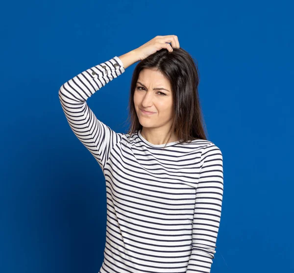 Mujer Joven Morena Con Una Camiseta Rayas Sobre Fondo Azul —  Fotos de Stock