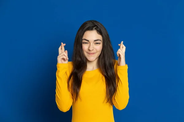 Menina Morena Usando Camisa Amarela Fundo Azul — Fotografia de Stock