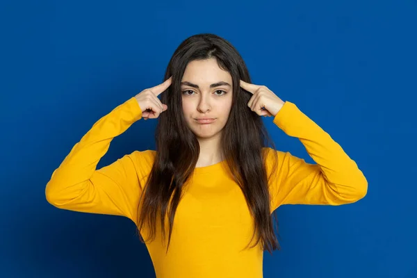 Brünettes Junges Mädchen Trägt Gelbes Trikot Auf Blauem Hintergrund — Stockfoto
