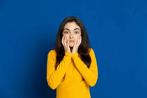 Menina Morena Usando Camisa Amarela Fundo Azul — Fotografia de Stock