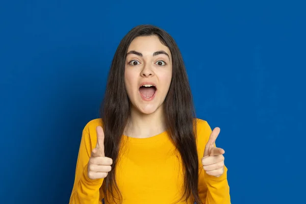 Menina Morena Usando Camisa Amarela Fundo Azul — Fotografia de Stock