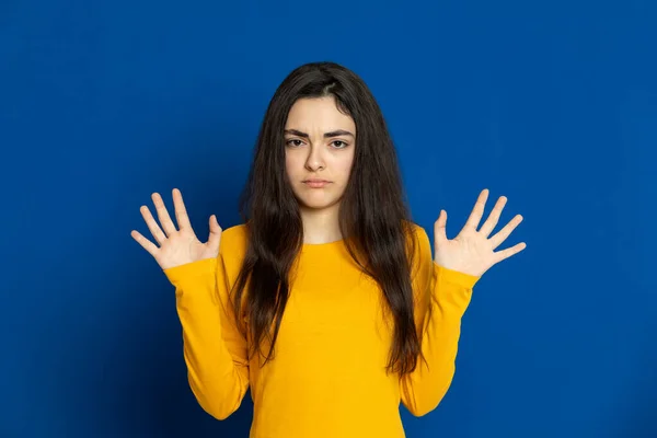 Brünettes Junges Mädchen Trägt Gelbes Trikot Auf Blauem Hintergrund — Stockfoto