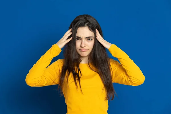 Menina Morena Usando Camisa Amarela Fundo Azul — Fotografia de Stock