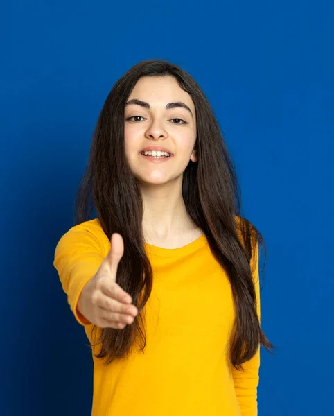 Chica Joven Morena Con Jersey Amarillo Sobre Fondo Azul —  Fotos de Stock