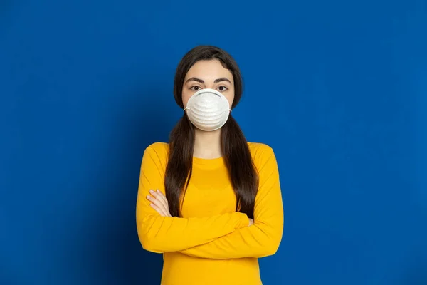 Chica Joven Morena Con Jersey Amarillo Sobre Fondo Azul — Foto de Stock