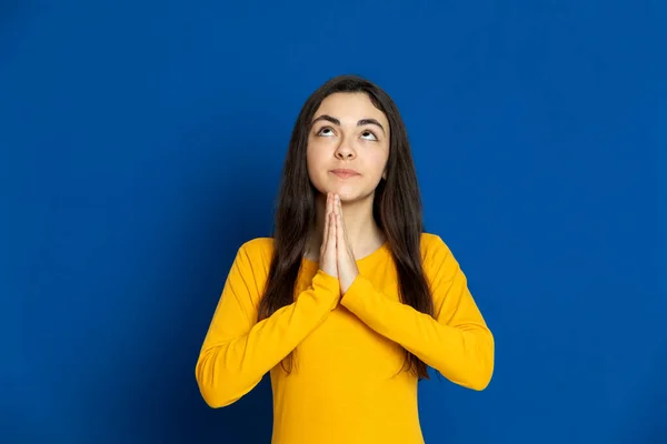 Brünettes Junges Mädchen Trägt Gelbes Trikot Auf Blauem Hintergrund — Stockfoto