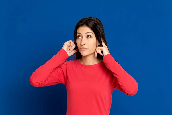 Menina Morena Atraente Estúdio Fundo Azul — Fotografia de Stock