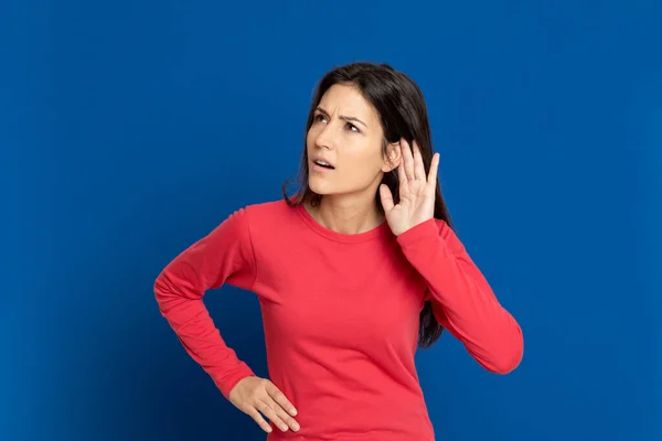 Atractiva Chica Morena Estudio Sobre Fondo Azul — Foto de Stock